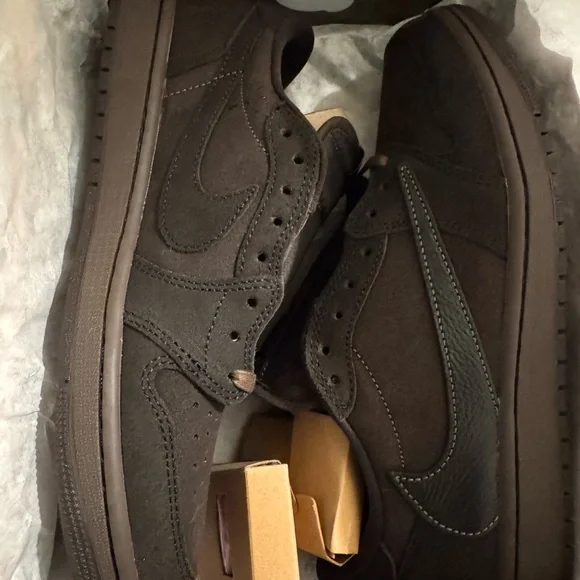 Travis Scott Jordan 1 low (brown velvet pre release)